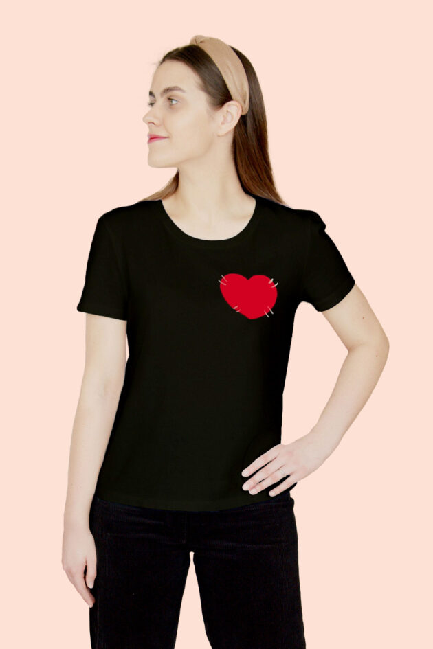 Camiseta negra estampado de corazón
