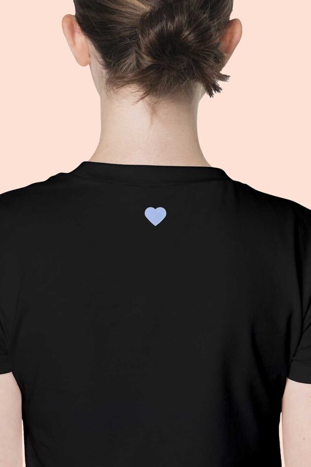 Camiseta negra estampado Segundas Oportunidades corazón azul