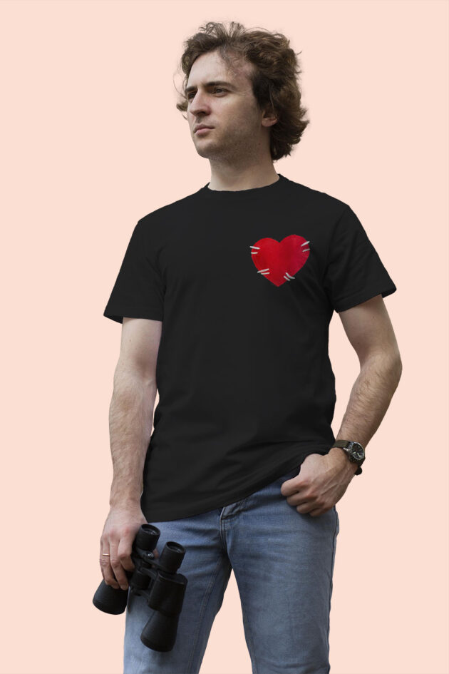 Camiseta hombre negra corazón satinado