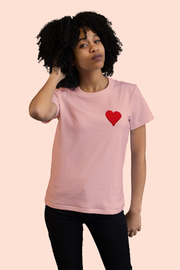 Camiseta rosada estampado corazón con pedrería