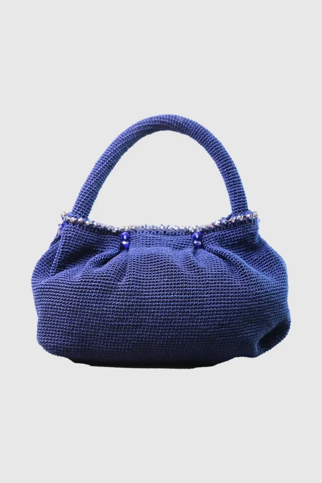 Bolso azul tejido a mano con pedrería blanca y azul