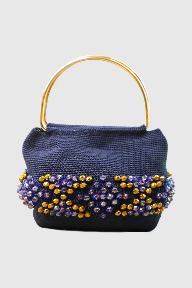 Bolso azul tejido a mano con pedrería